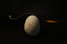 Charger l&#39;image dans la galerie, K1 大きな卵のような石と葉っぱのオブジェ, 一点物
