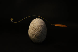 K1 大きな卵のような石と葉っぱのオブジェ, 一点物